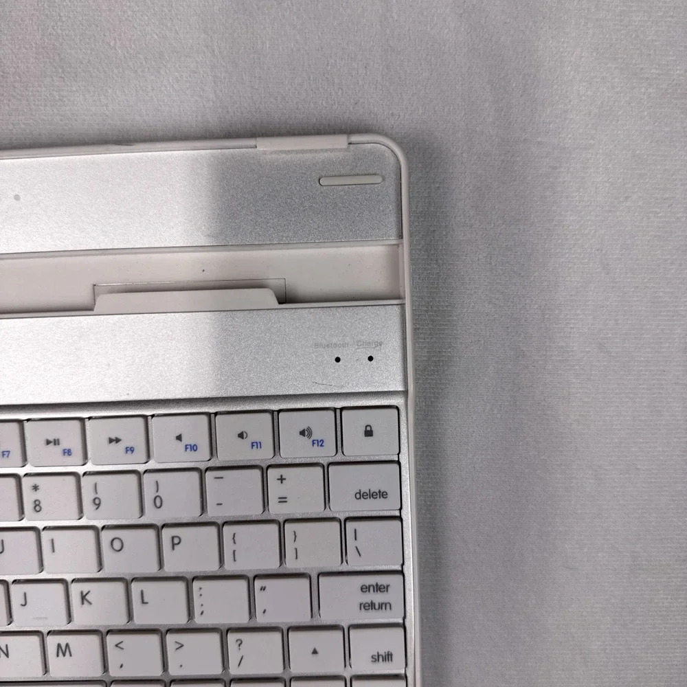 Luvvitt Bluetooth Keyboard Case for iPad Silver White Wireless Portable Slim